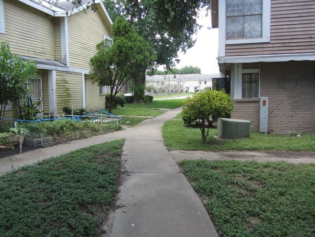 Building Photo - 8405 Wilcrest Dr