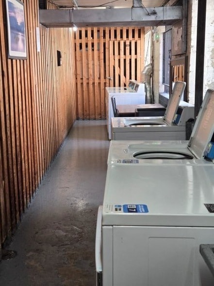 Building Photo - 6160 N Damen Ave