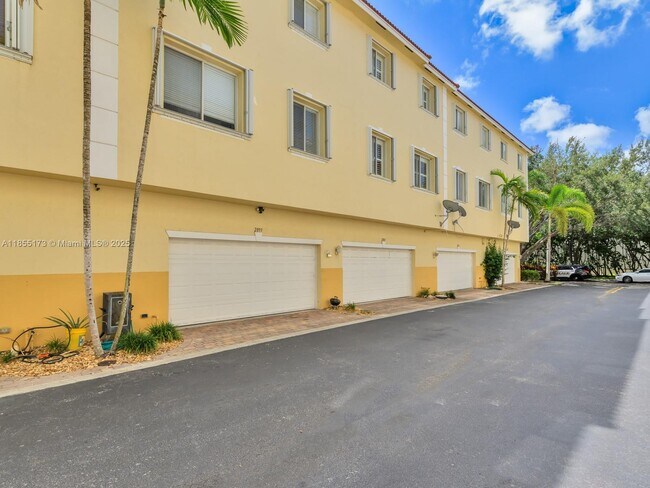 Building Photo - 2891 S Greenleaf Cir