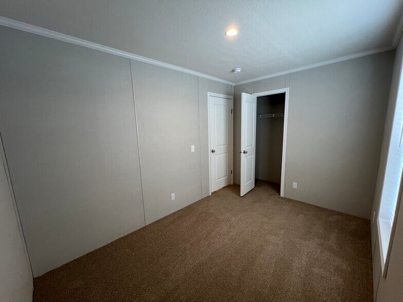 Building Photo - 15856 Marentette Dr