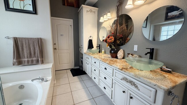 Building Photo - 13806 Primavera Dr