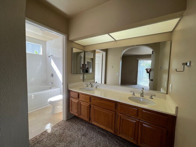 Building Photo - 3 bed, 3 bath single family home