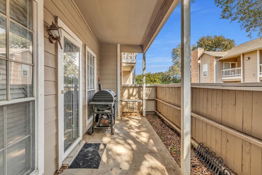 Building Photo - 8600 Coppertowne Ln