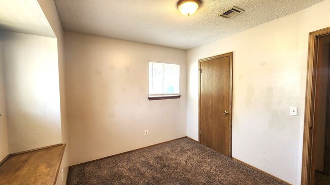 Building Photo - 3 Bed 1 Bath 1 Car Garage in the  Leonhardts Oak Ridge Addition in Del City