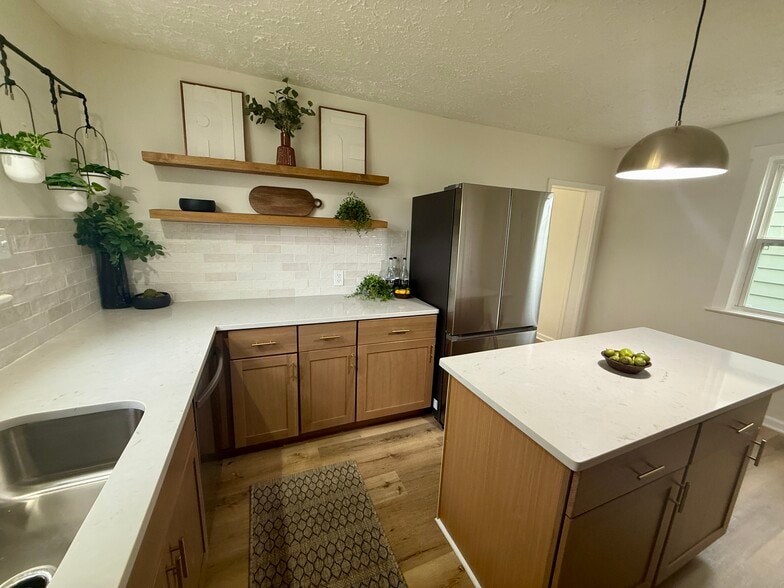 Building Photo - 130 E Woodrow Ave