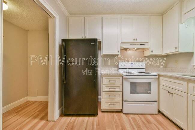 Building Photo - 42-56 Greenwood Cir