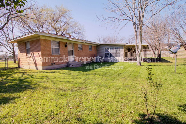 Building Photo - 315 Estates Dr