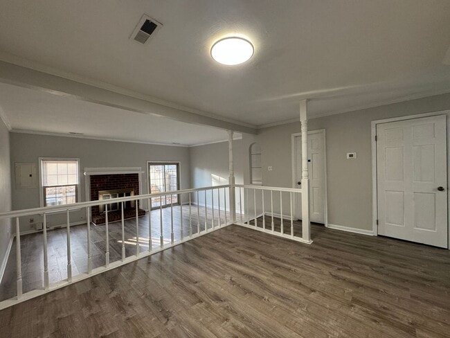 Building Photo - Charming, end-unit brick townhome! *ASK ABOUT OF ZERO DEPOSIT*