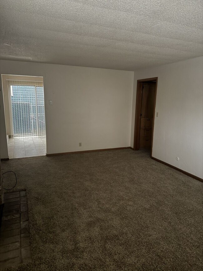 Building Photo - 2x1 @ The Colony Apartments