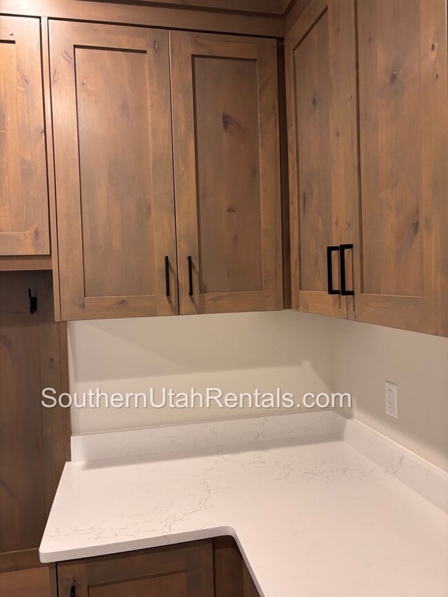 Building Photo - Beautiful 4 bed | 3 Bath | 3 Car Garage of...