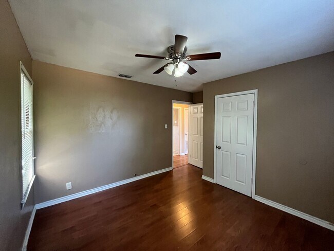 Building Photo - THREE BEDROOM ONE BATH HOME!