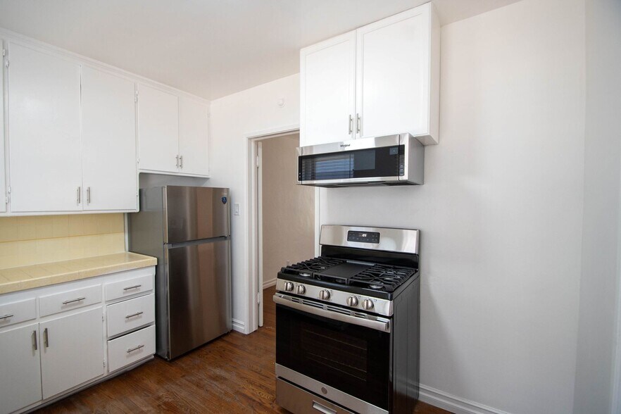 Building Photo - 10839 Moorpark St
