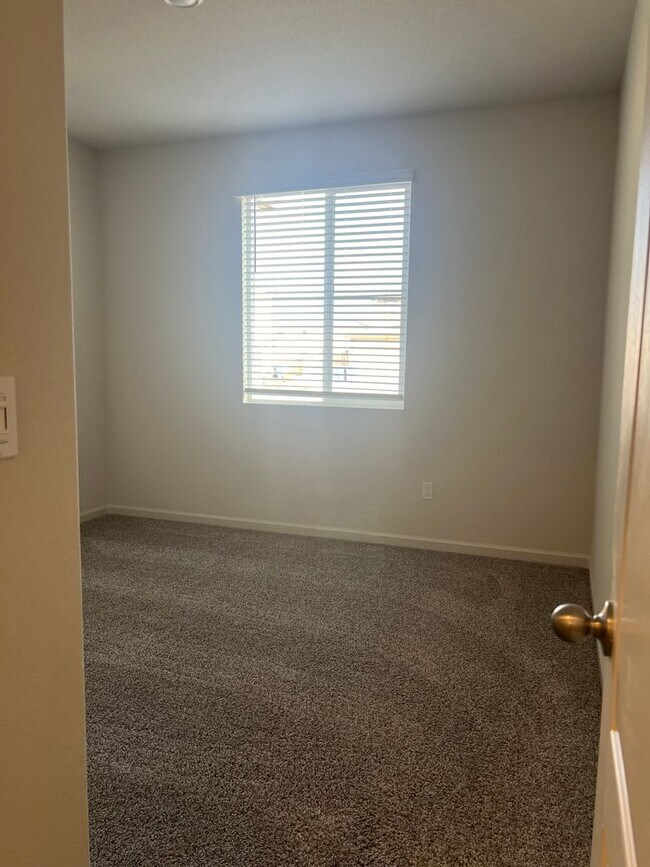 Building Photo - Beautiful 4 bed/2 bath Meritage Home in El...