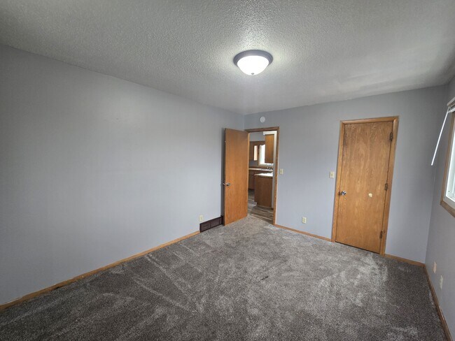 Building Photo - 811 W 3rd St