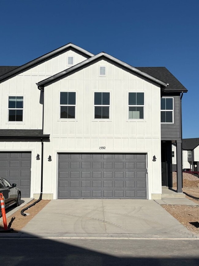 Building Photo - Gorgeous End-Unit Townhome in beautiful Salem!