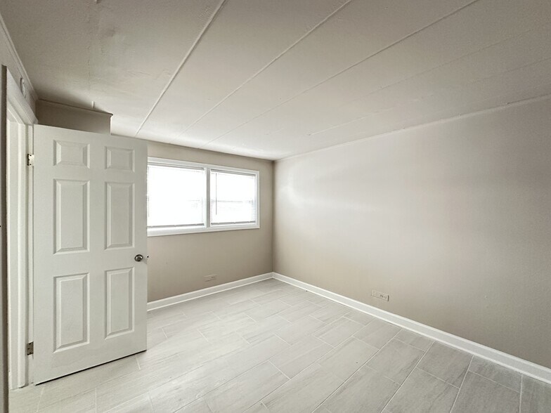 Building Photo - 9620 Ivanhoe Ave