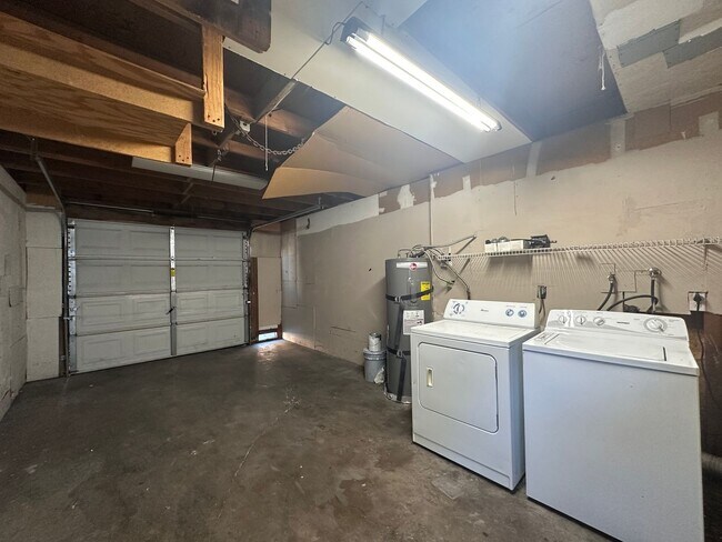 Building Photo - 4p5227 *