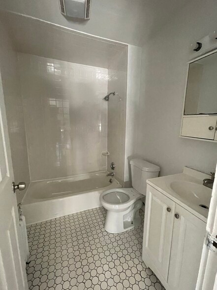 Building Photo - 255 Glen St