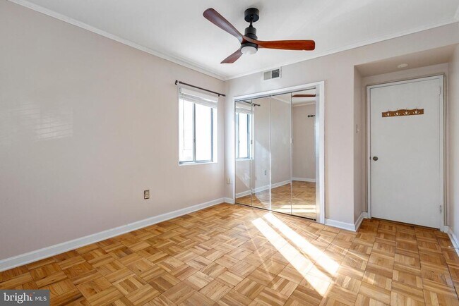 Building Photo - 3825 Davis Pl NW