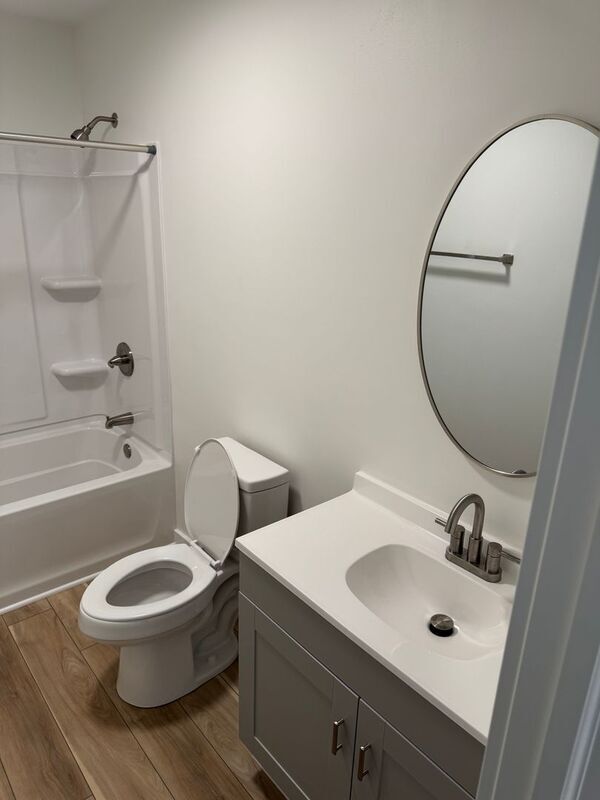 Building Photo - 623 E Bain St