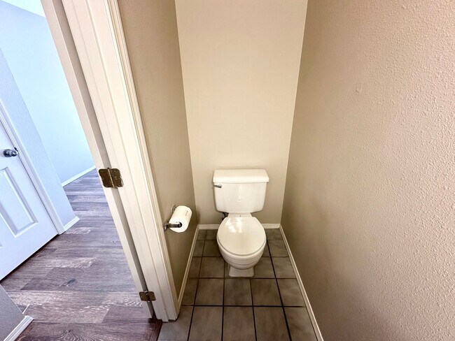 Building Photo - Introducing the Perfect Townhouse Steps Away from Central WA University!