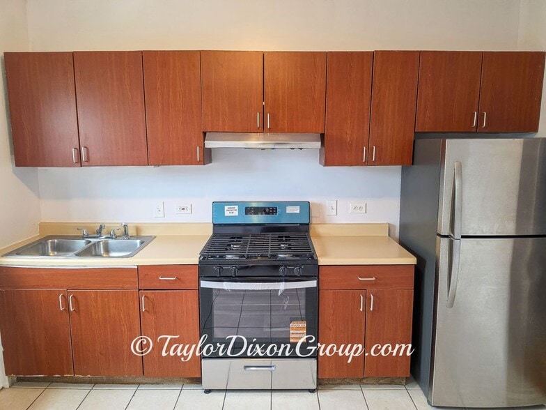 Building Photo - 4033 W Gladys Ave