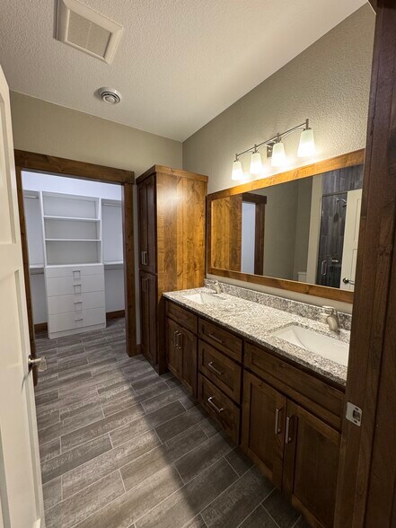 Building Photo - 11613 Forestview Dr