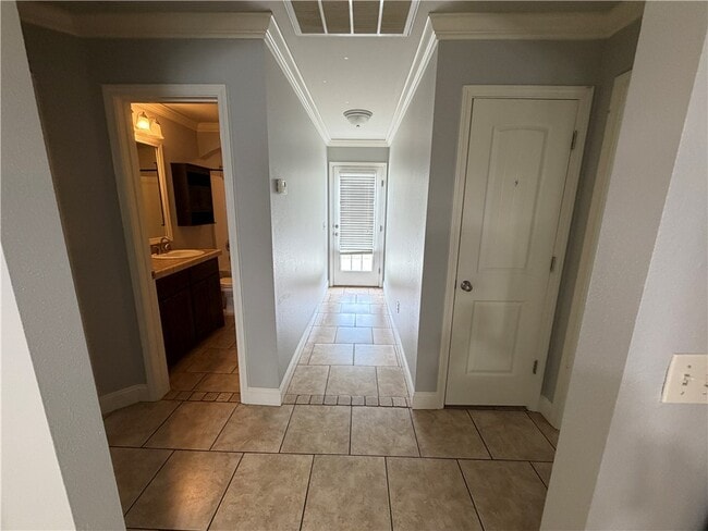 Building Photo - 1907 SW Stonegrove Rd