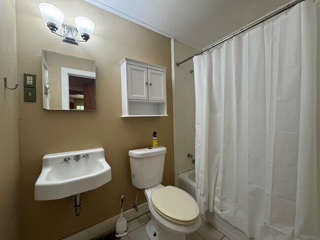 Building Photo - 473 Hapgood Pond Rd