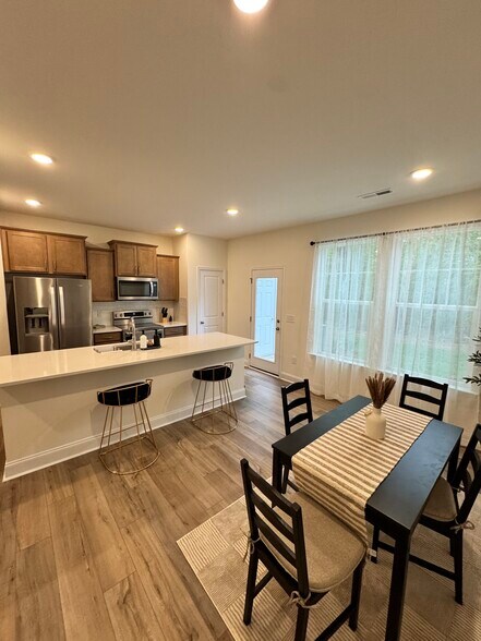 Building Photo - 327 Church St