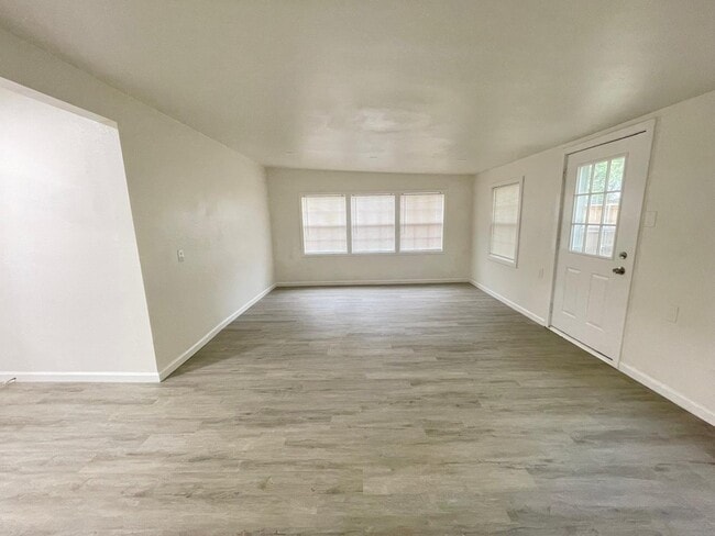 Building Photo - 2514 Garden Dr