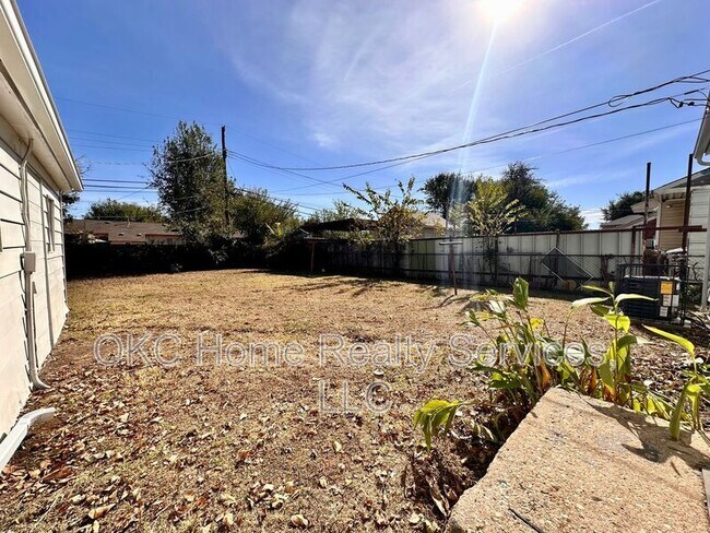 Building Photo - 3516 S St Clair Ave