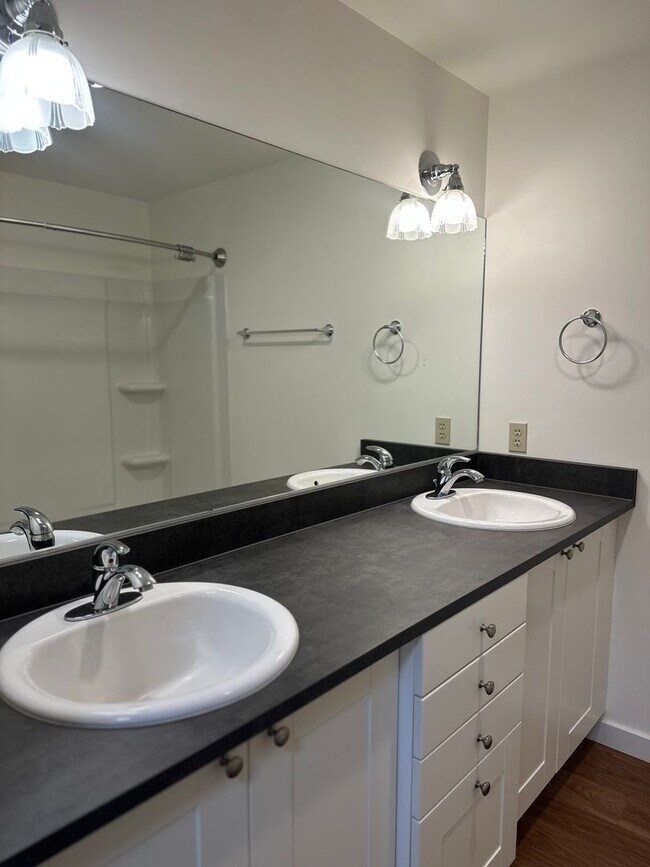 Building Photo - 928 NW Portland Ave