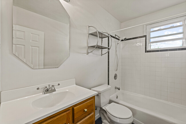 Building Photo - 2023 Rollingwood Rd