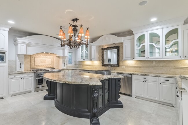 Building Photo - 15 W Shady Ln