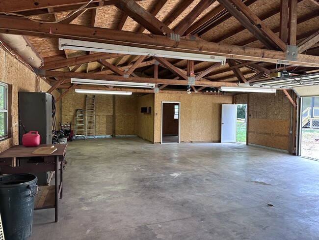 Building Photo - 24394 State Line Rd