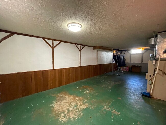 Building Photo - St. Johns 1940s 2Bd 1Ba home with updated Kitchen and a Basement! Features a Stained glass Outdoo...