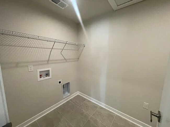 Building Photo - Newer Home