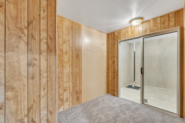 Building Photo - LUXORY 5 BEDROOM 3 1/2 BATH HOME LOCATED I...