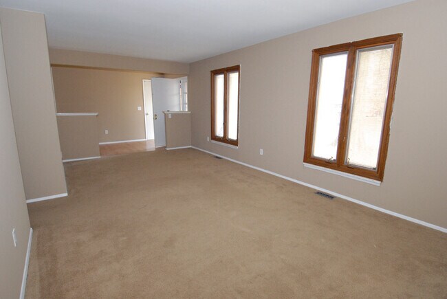Building Photo - 10 Jenny Lind Dr