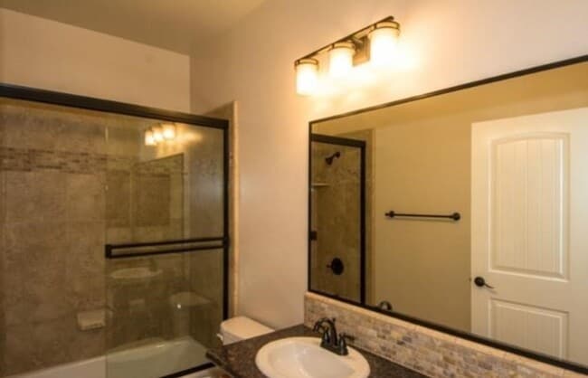 Building Photo - Newer Home - Great Location!