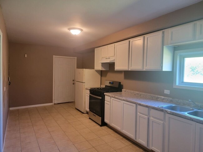Building Photo - Charming 3BR Duplex in Harvey