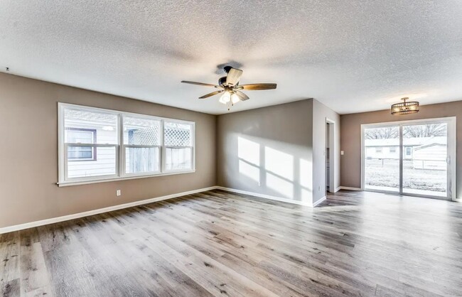 Building Photo - Spacious Single Family Home in South Wichita