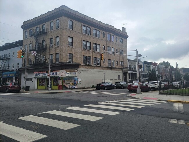 Primary Photo - 100 Linden Ave