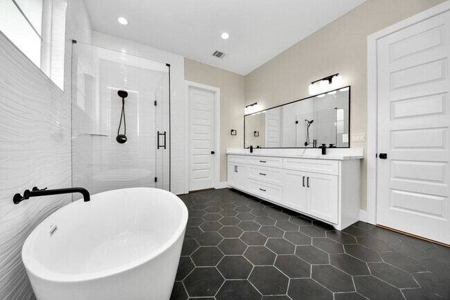 Building Photo - 127 E 38th St