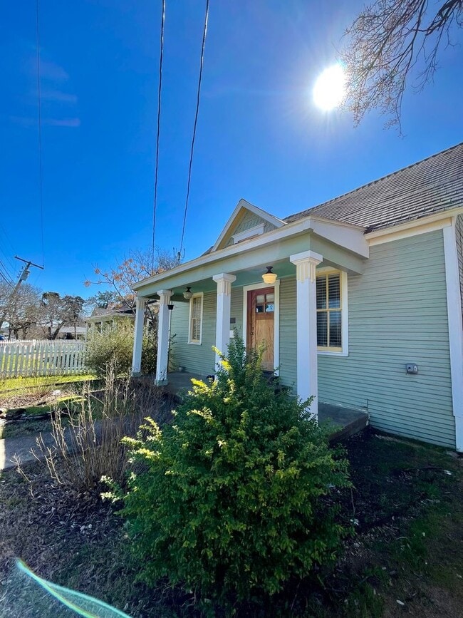 Building Photo - Cozy 3 Bed, 2 Bath Farmhouse Cottage