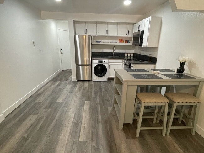 Building Photo - Newly remodeled studio in Lake Tahoe!