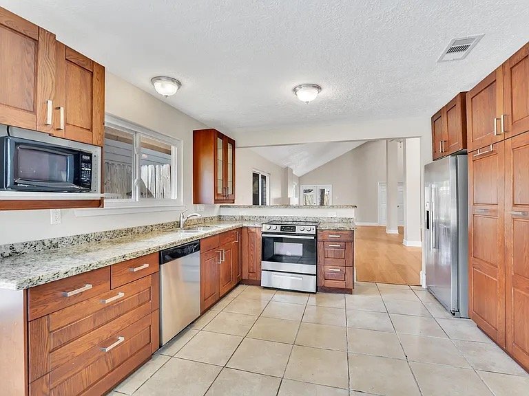 Building Photo - 19734 Lake Hollow Ln