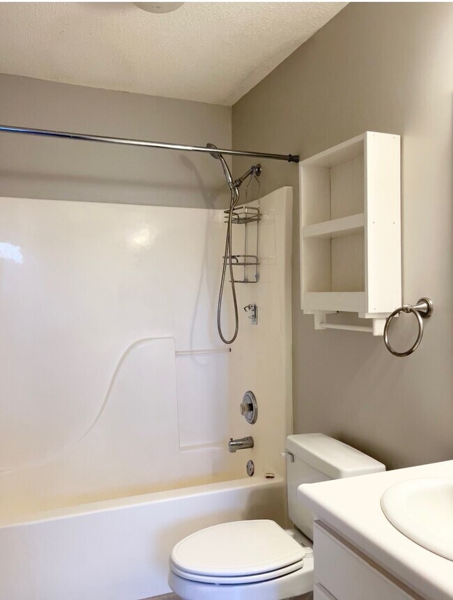 Building Photo - 1617 Hardwick Dr