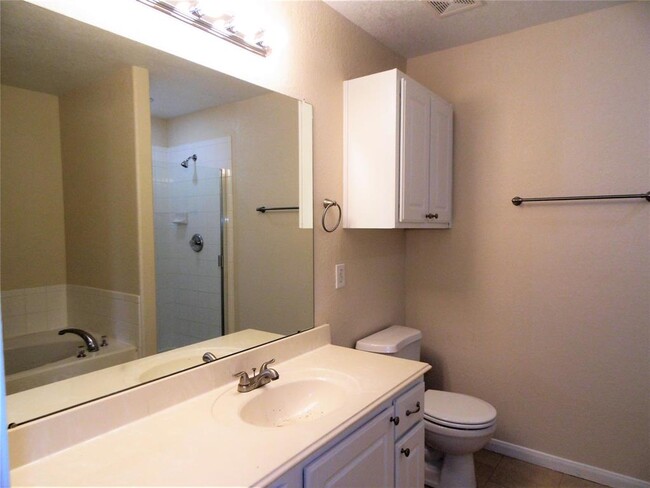 Building Photo - 2115 Summit Meadow Dr